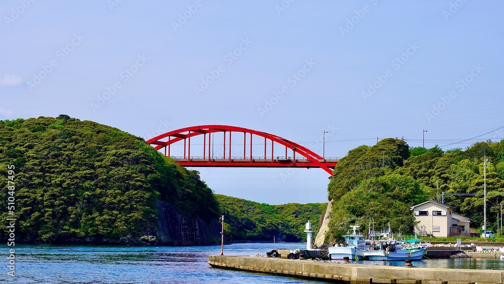 Naklejka premium 浅茅湾側の港町から見える万関橋