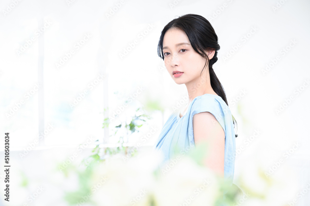 Naklejka premium 花の前ボケも美しい女性