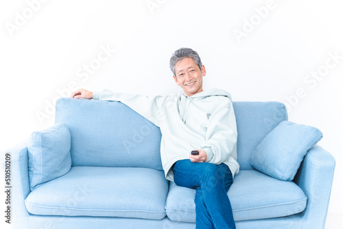 自宅でテレビを見る高齢の男性