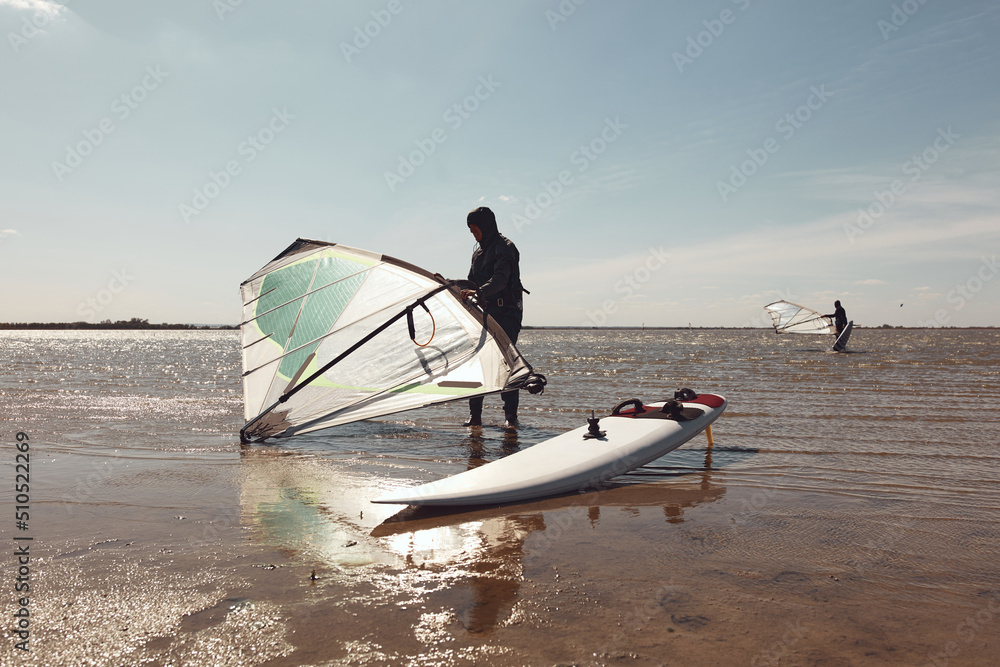 Naklejka premium Windsurfer enjoying sunny weekend on the lake.