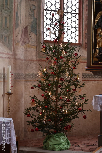 Weihnachtsbaum in der Katholische Kirche 