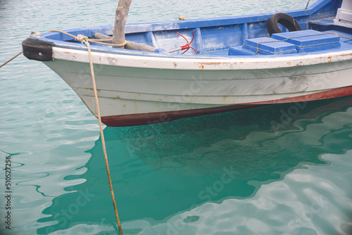 沖縄県宮古島の漁港 漁船の下の海に大漁の魚影 ミジュンの群れ © mm