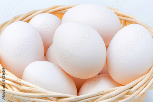 卵（木製のカゴに入ったたくさんの白い生卵）