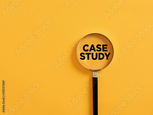 Obraz na plátne Magnifier focuses on the word case study. Education concept.
