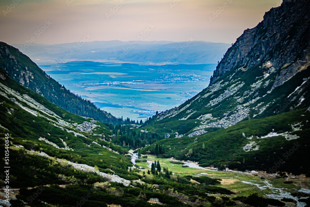 Kajobraz widok z Doliny Pięciu Stawów Spiskich  w Tatrach Słowackich widok po horyzont foto nr  - obrazy, fototapety, plakaty 
