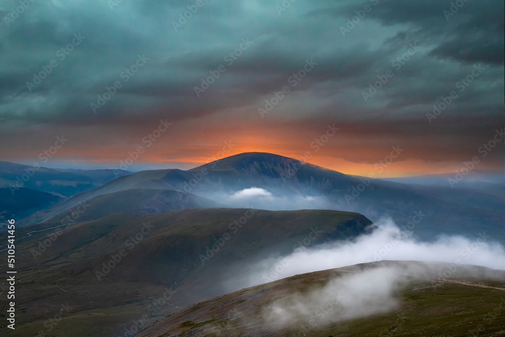 Fototapeta premium Sonnenuntergang am Mount Snowdon, Snowdonia Nationalpak in Wales, UK