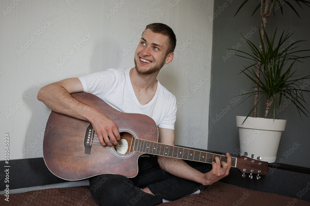 Obraz premium A man plays guitar and laughs