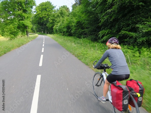 Jeune femme à vélo et bicyclette avec sacoche en cyclotourisme sur les pistes cyclables et voies vertes du sud de la France région Occitanie montagne Noire Lacaune Espinouse  photo