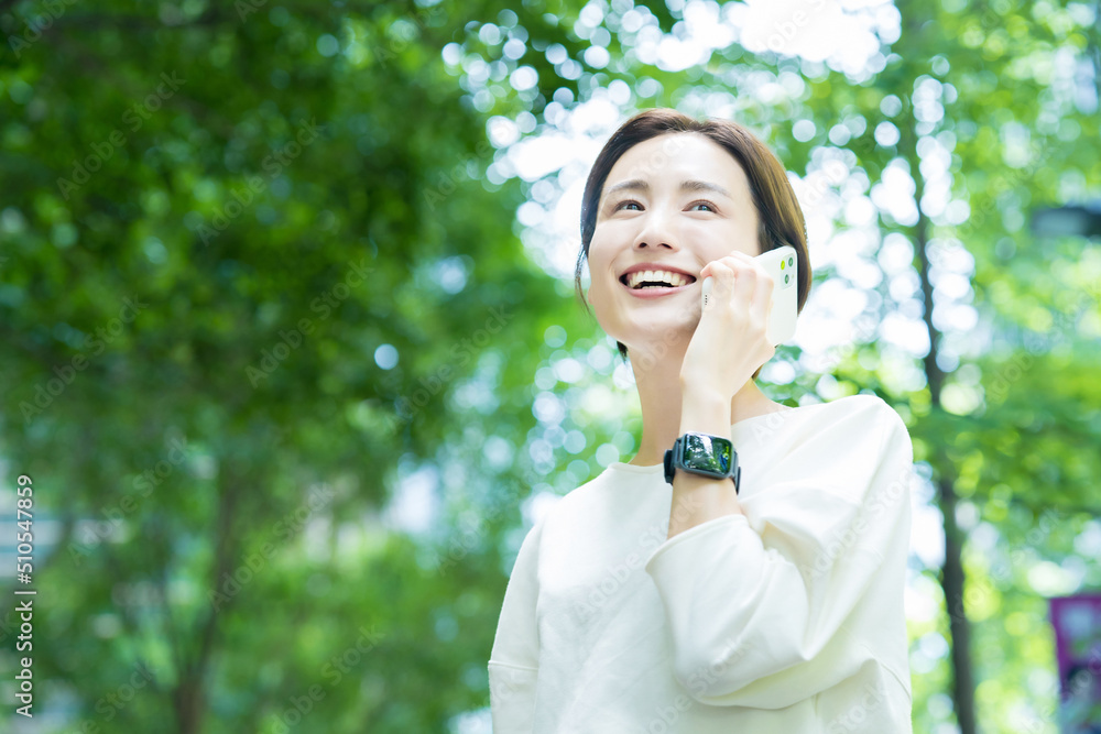 スマートフォンで通話する女性