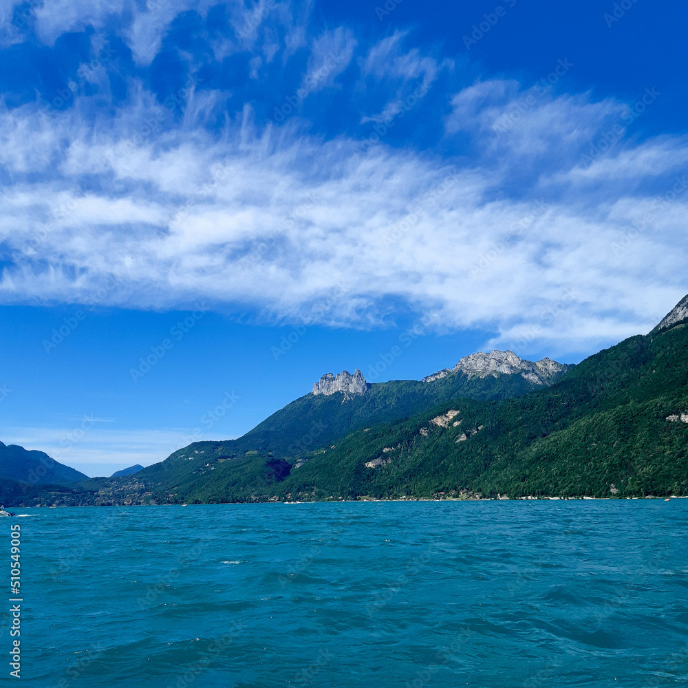 lac d'Annecy avec ciel bleu, montagnes en arrière-plan
