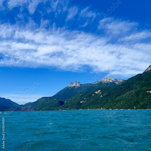 lac d'Annecy avec ciel bleu, montagnes en arrière-plan