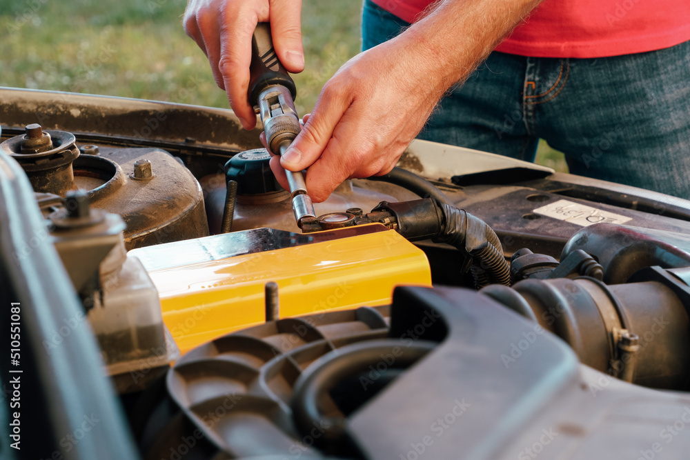 Φωτογραφία The car mechanic is about to remove the battery to replace the new battery of the car in the car repair shop