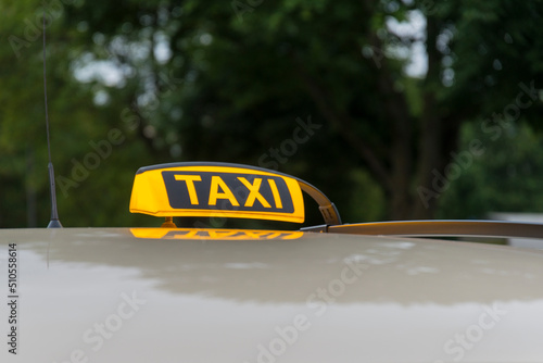 Taxischild auf dem Autodach