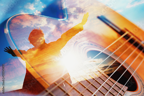 Concepto de música de guitarra acústica. Concepto de música cristiana evangélica . Fondo abstracto de guitarra española y hombre con los brazos abiertos. Música relajante para viajar por carretera.