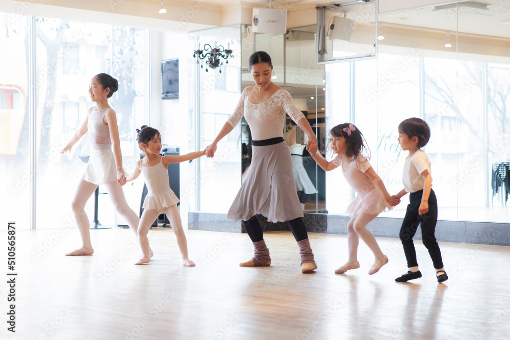 Naklejka premium キッズバレエ教室のレッスン風景