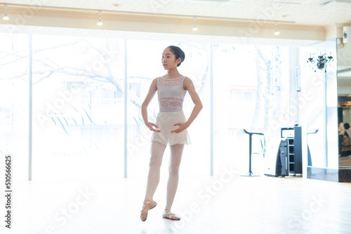 バレエスタジオでレッスンをするバレリーナの少女