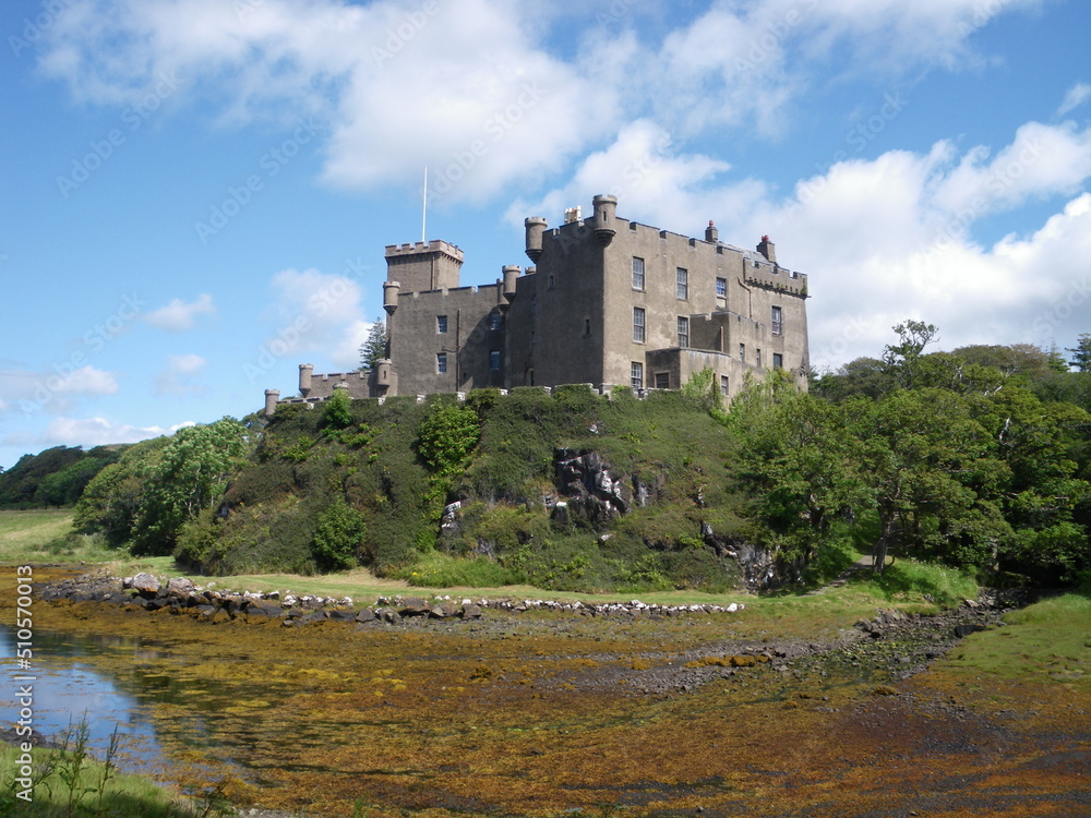 Castillo y jardines de Dunvegan, sede del clan MacLeod. Escocia.