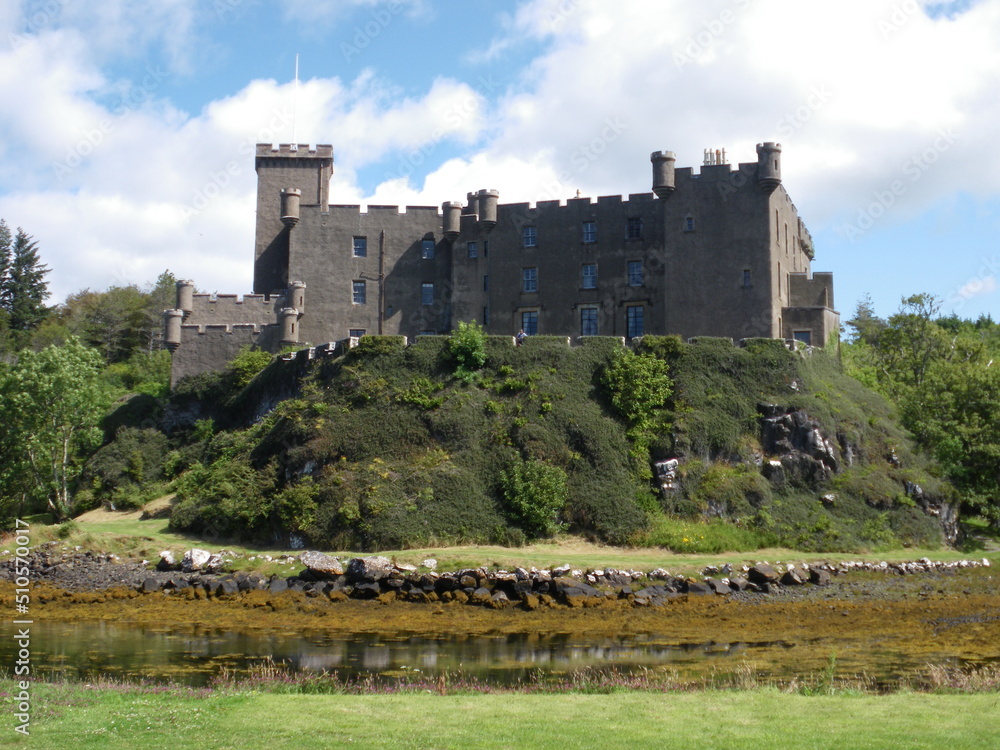 Castillo y jardines de Dunvegan, sede del clan MacLeod. Escocia. Castillo y jardines de Dunvegan, sede del clan MacLeod. Escocia.