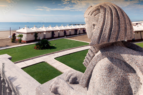 Lido di Venezia. Spiaggia con prato, capanni e scultura di Sfinge  di Hotel photo