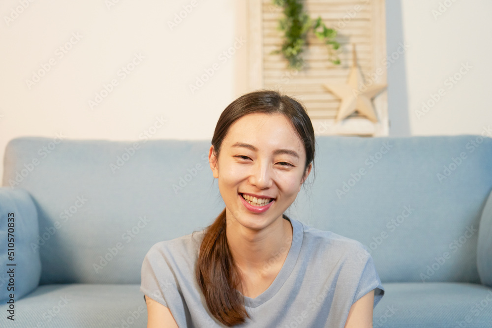 夜のリビングの笑顔の女性 夜のリビングの笑顔の女性