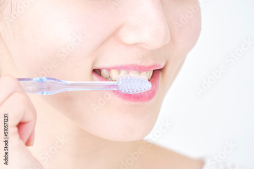 歯磨きをする女性の口元のクローズアップ