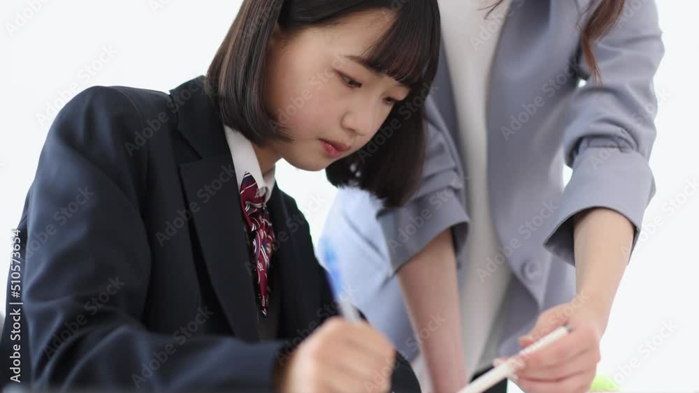 塾で授業を受ける女子学生 中学生 高校生