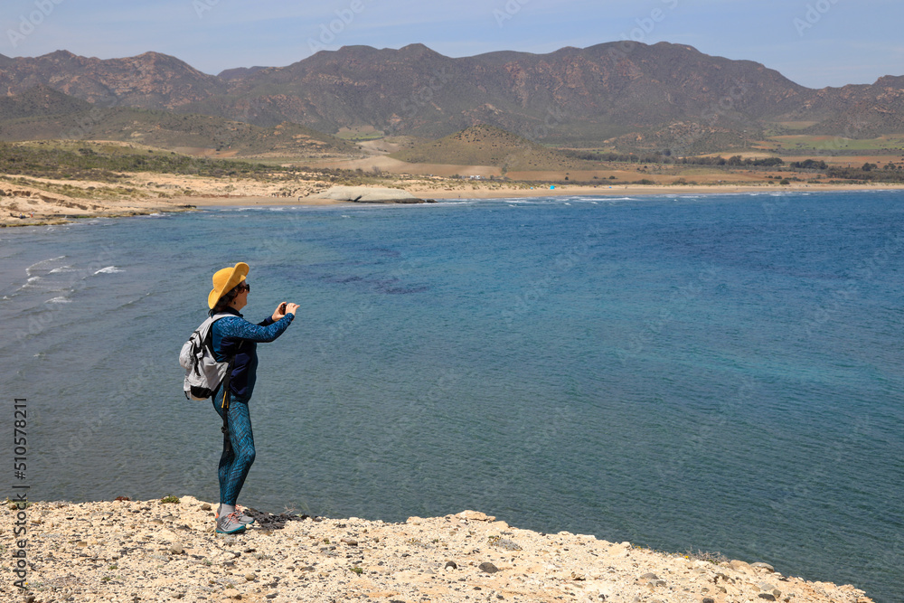 almería mujer fotografiando playa costa senderista turista playa genoveses 4M0A3895-as22 almería mujer fotografiando playa costa senderista turista playa genoveses 4M0A3895-as22