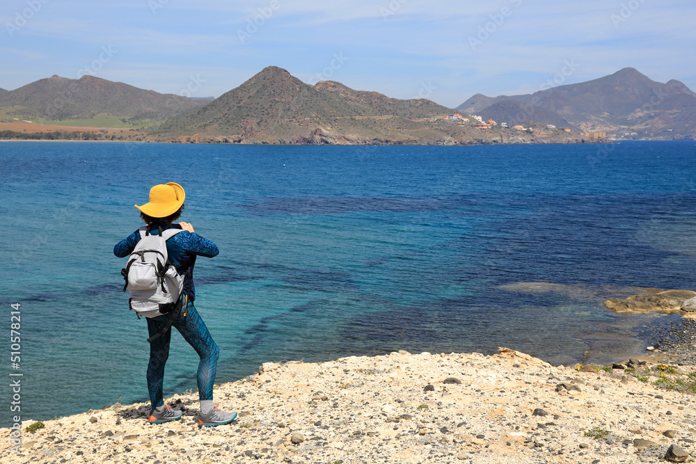 almería mujer fotografiando playa costa  senderista turista playa genoveses 4M0A3898-as22