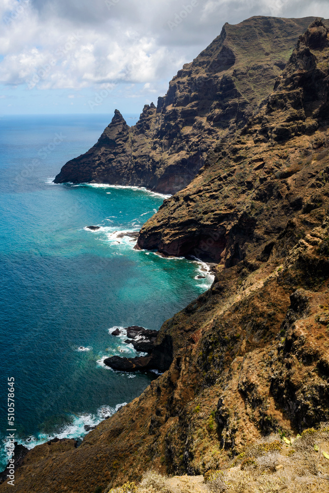 Vista aérea de los impresionantes acantilados de la ruta de senderismo entre Chinamada y Punta Hidalgo en el Parque Rural de Anaga, Tenerife, Islas Canarias, España
