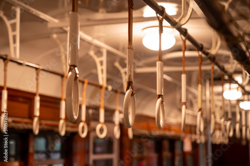 古い列車の吊り革のクローズアップ