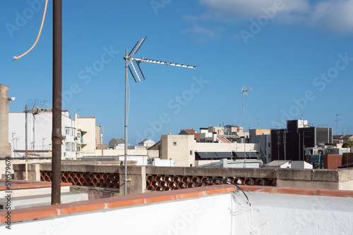 Antena y tejados de la ciudad de barcelona desde terraza.