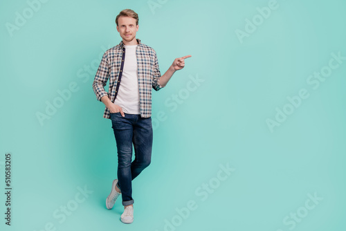 Canvas-taulu Promoter guy indicate finger side empty space banner wear casual clothes isolate