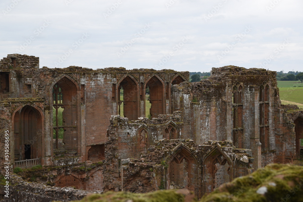 Fototapeta premium the interior of the remains of Kenilworth castle 
