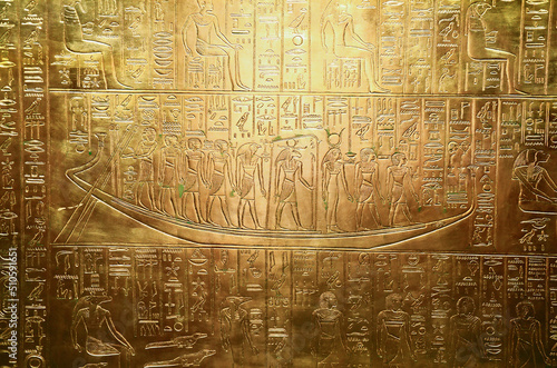 Quadro em tela A golden wall with engraved Egyptian symbols, the tomb of pharaoh Tutankhamun