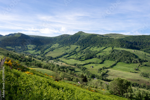 Paysage des Monts du Cantal au printemps en France dans la vallée de La Maronne © michel