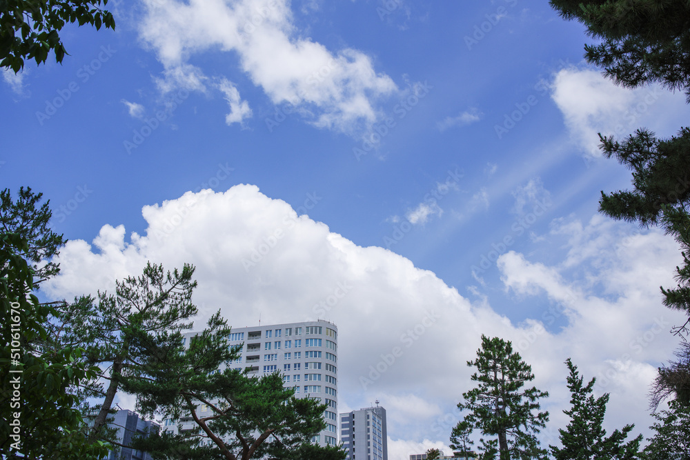 東京港区南青山2丁目の大きな雲と建物