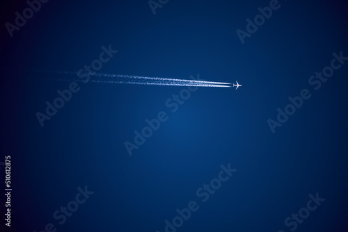 Ein Passagierflugzeug fliegt am Himmel photo