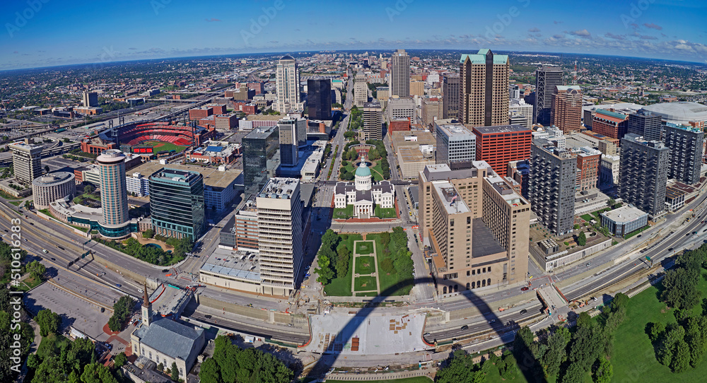 Panoramic aerial view of the city of St Louis, Missouri from Gateway arch at sunrise - obrazy, fototapety, plakaty 