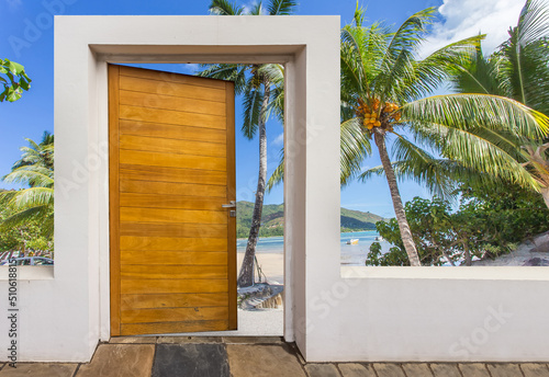 Porte entrebâillée sur plage de Praslin, Seychelles  © Unclesam
