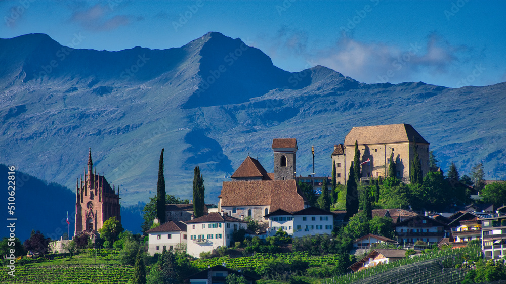 Teleaufnahme von Schenna in Südtirol, mit Blick auf Kirche, Schloss und Mausoleum