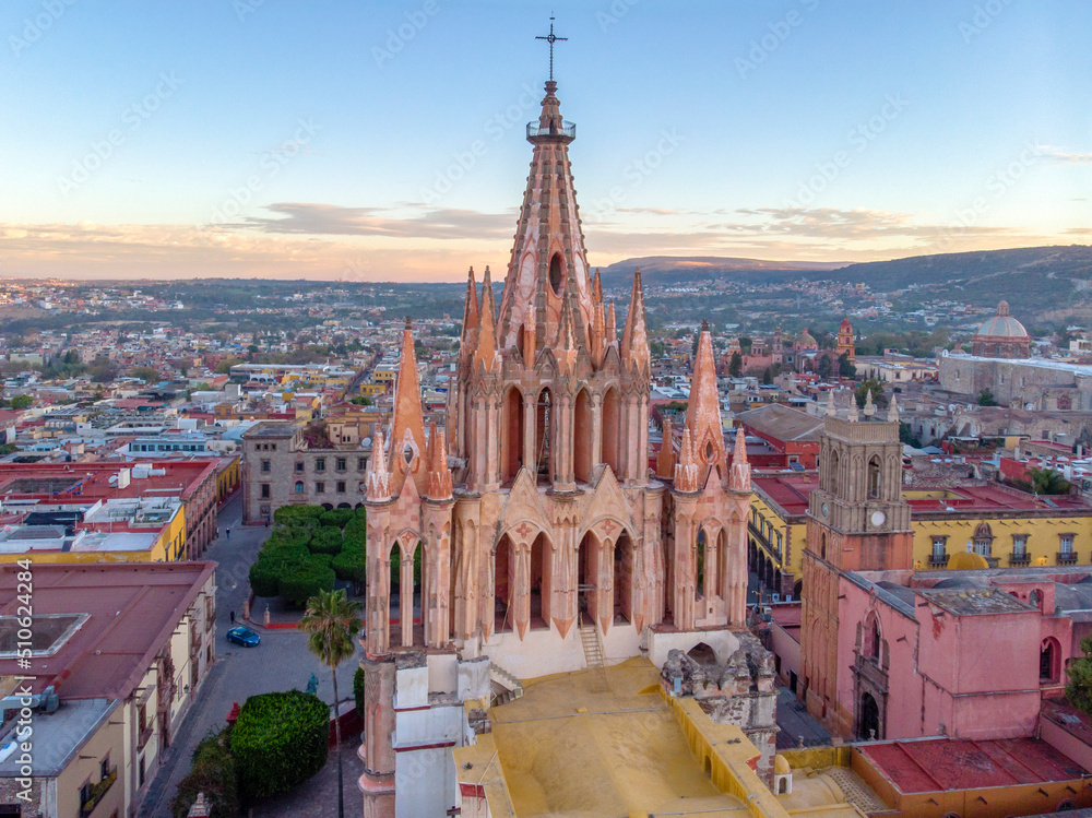 Obraz premium San Miguel de Allende in Guanajuato, Mexico. Aerial view at sunrise