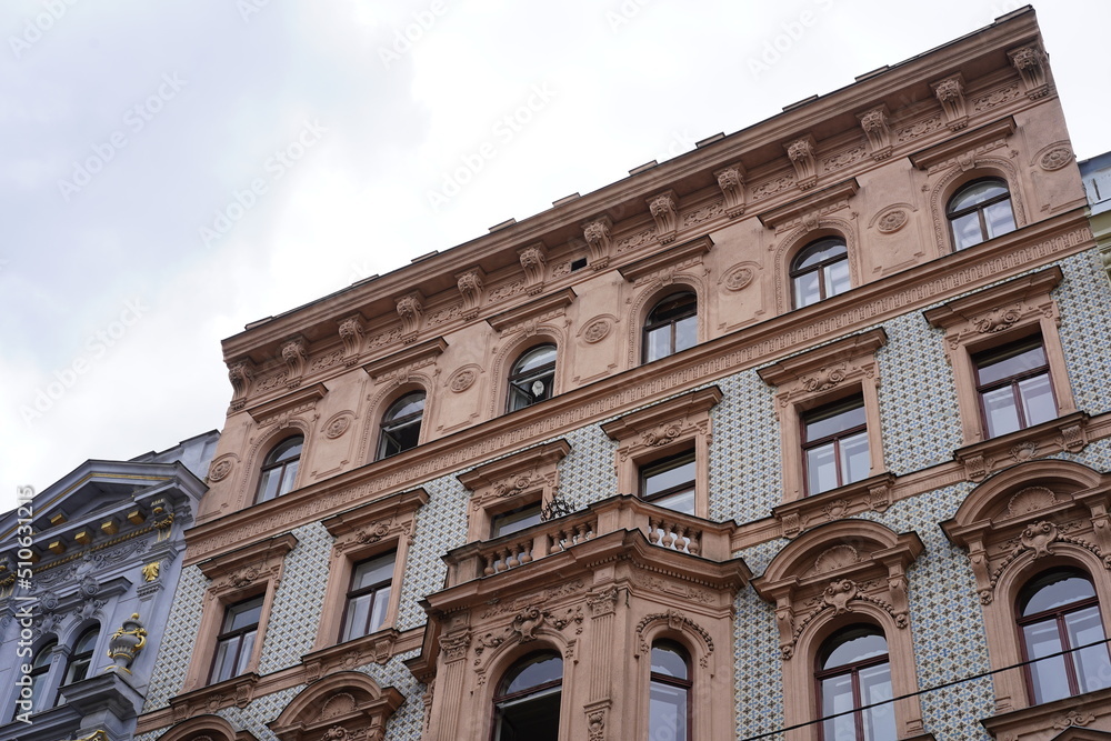 Historisches Hausfassade mit Fliesen in Wien