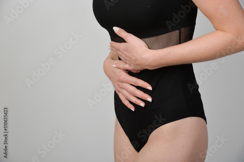 Frau mit bauchschmerzen hält hände an schlanken bauch taille sporltich kramp krämpfe menstruationsbeschwerden bauchkrämpfe bauchweh