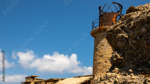 Obraz na płótnie The ruins of the Agios Ioannis lighthouse / Aforesmenos lighthouse w salonie
