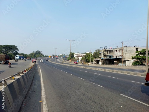 Empty express highway road in Gujarat ( india) © ARPIT