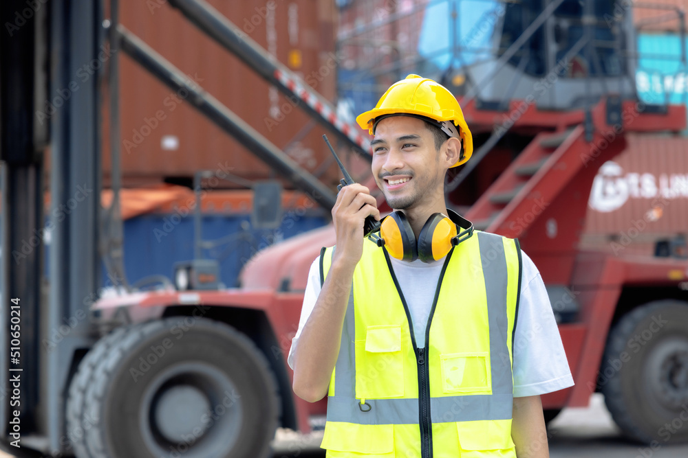 Officers are checking the orderliness of the warehouse, Warehouse for import and export, Logistics and transportation. Officers are checking the orderliness of the warehouse, Warehouse for import and export, Logistics and transportation.