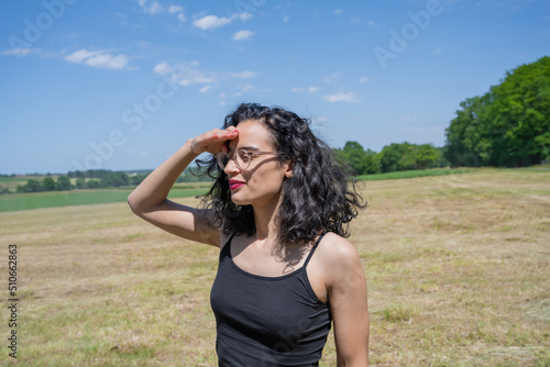 regard de femme sous le soleil