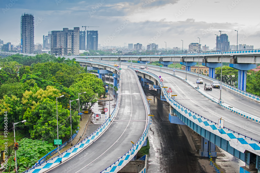 Fototapeta premium Parama Island flyover, popularly known as Ma or Maa flyover is a 4.5 kilometer long flyover in Kolkata. It is built as a traffic corridor from Alipore to E M Bypass, Kolkata, West Bengal, India.