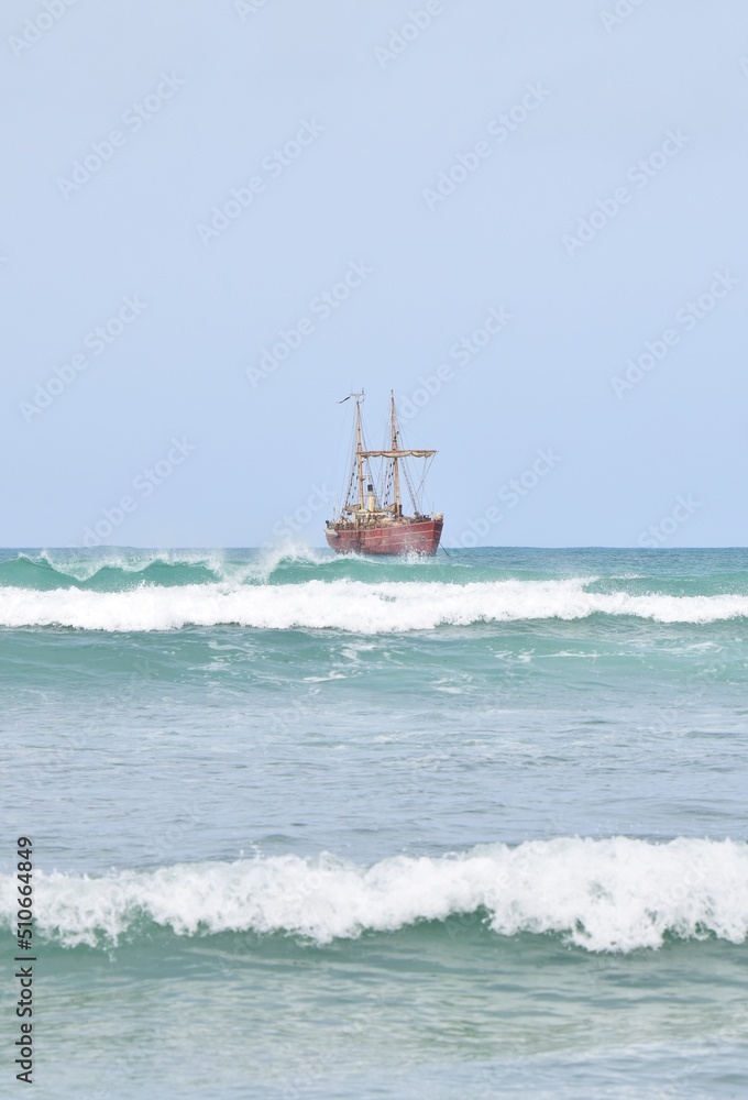 Fischerboote und Schiffe an der Küste von Boa Vista / Fishing boats and ships on the Boa Vista coast