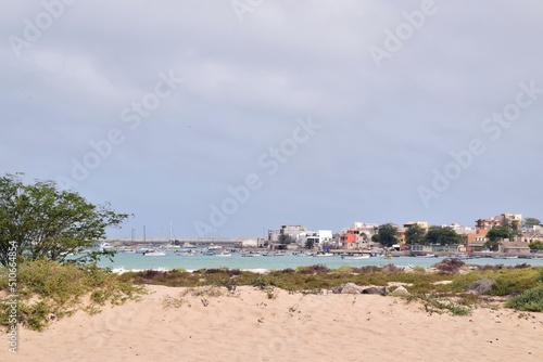 Fischerboote und Schiffe an der Küste von Boa Vista / Fishing boats and ships on the Boa Vista coast